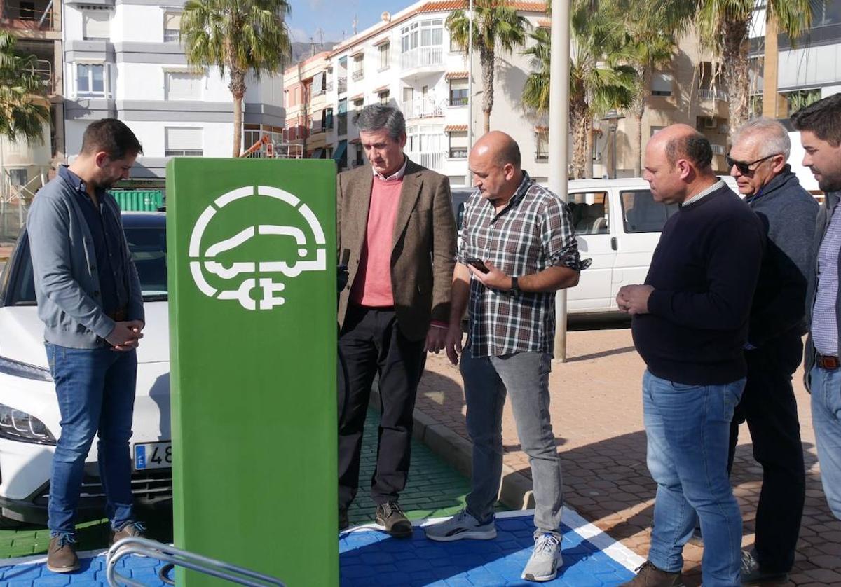 Adra habilita su primer punto de recarga para bicicletas y patinetes