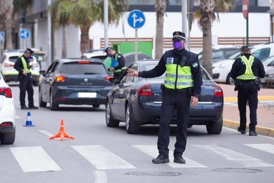 La Policía Local vigila el transporte escolar