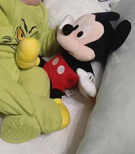 Imagen difundidad en redes sociales del pequeño Chiristian con su muñeco Mickey.