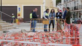 Avanzan las obras para ampliar las aceras del casco antiguo de Adra