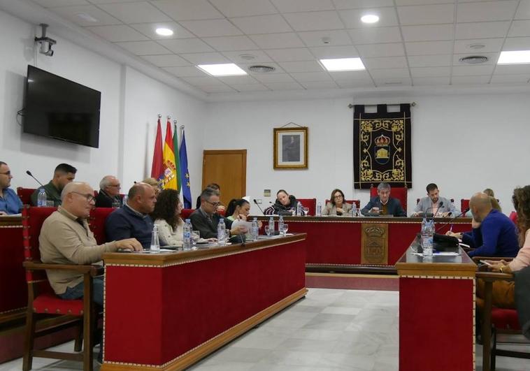 Adra «actualiza» varias tasas que la oposición tilda de «subida»