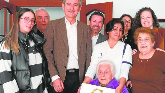 Adra celebra las 102 primaveras de Carmen