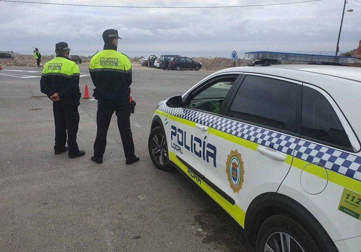 Detienen a una persona acusada de robar un vehículo en Adra