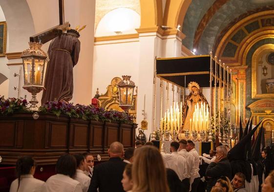 Encuentro del Miércoles Santo de Adra en el interior del templo.
