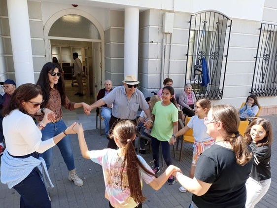 Niños y mayores comparten «momentos de lectura», teatro y musicoterapia en Dalías