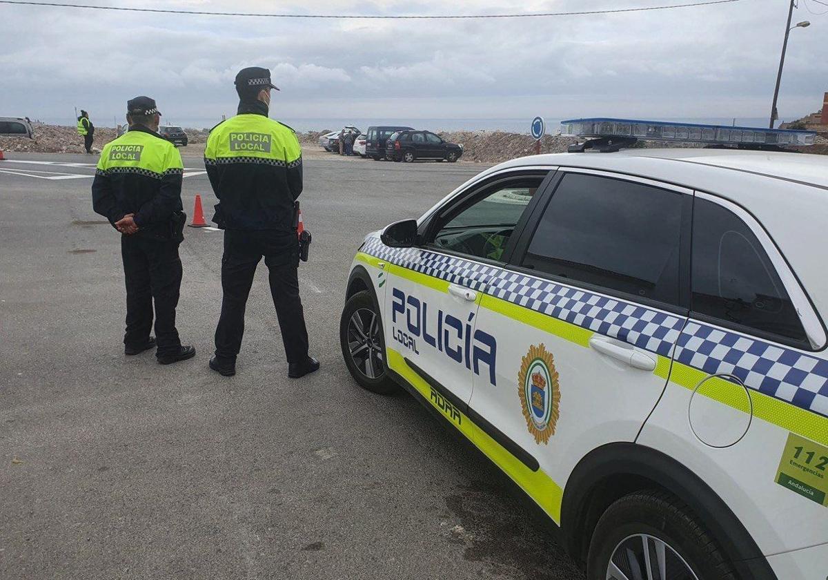 La Policía Local de Adra detiene a dos individuos y evita el robo de un coche y una motocicleta