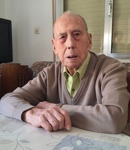 Joaquín Sánchez Toledano atendió a IDEAL en el salón de su casa.