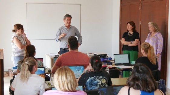 Adra imparte cinco cursos para mejorar la situación laboral de sus vecinos