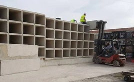 Construcción de nuevos nichos en el Cementerio de Adra.