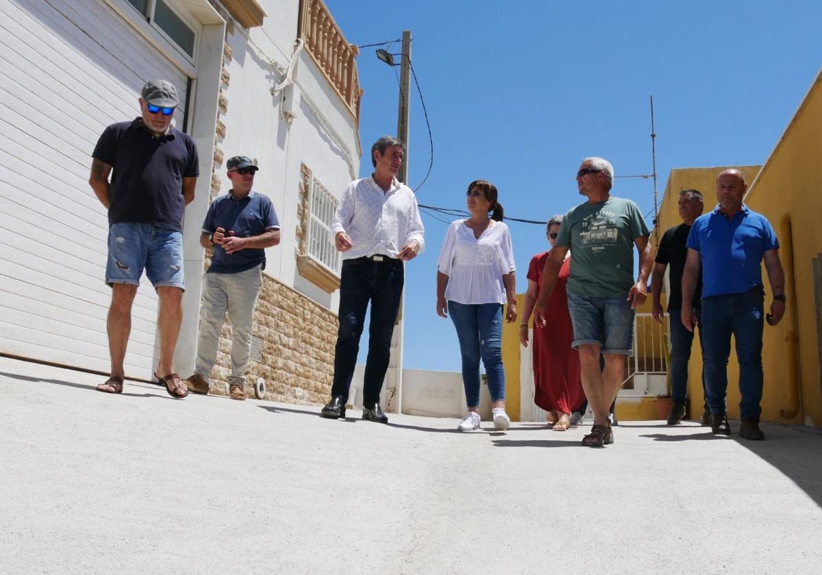 Mejoran una de las vías de acceso a la barriada costera de El Lance de la Virgen