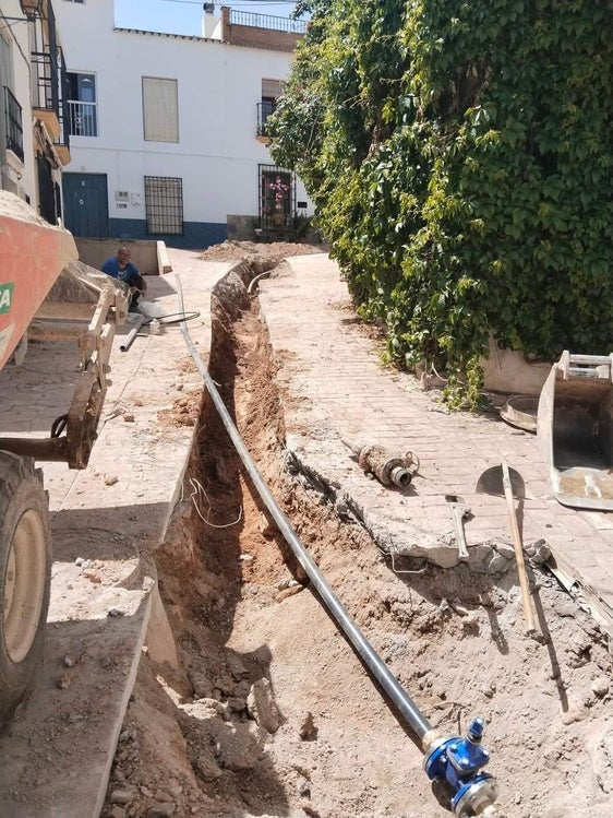 Continúan las obras para renovar la red de abastecimiento de agua