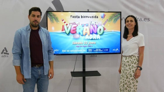 Adra da la bienvenida al verano con una fiesta junto al mar
