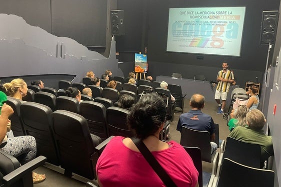 Colega imparte una charla en Escuela de Familia