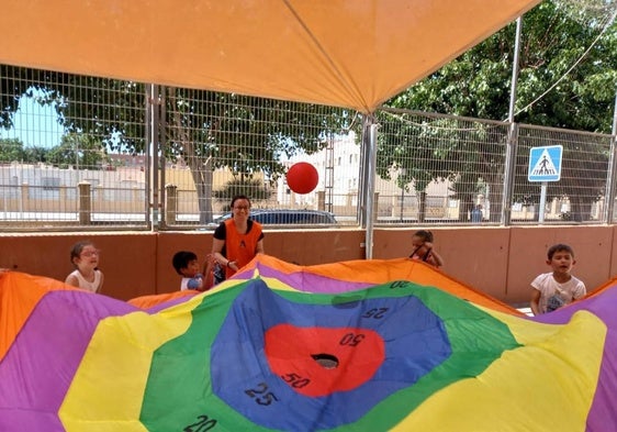 Adra oferta una escuela de verano para niños con necesidades especiales