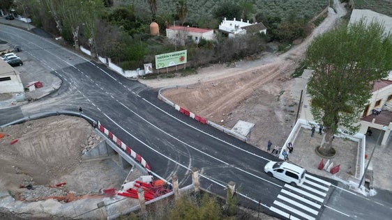Berja paraliza las obras en la Rambla de Alcaudique por una línea de media tensión