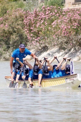 La Escuela de Piragüismo logra cuatro medallas a bordo del 'barco dragón'