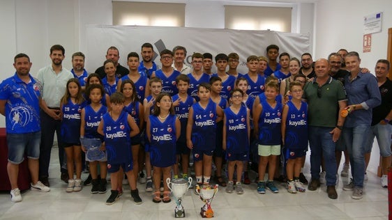El alcalde recibe el CD Baloncesto Adra