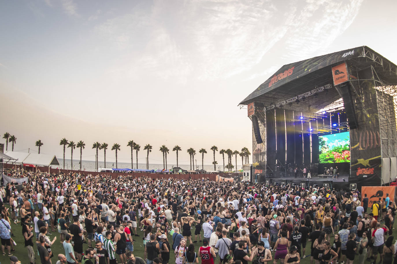 Continúa la fiesta del rock y la juerga en Adra