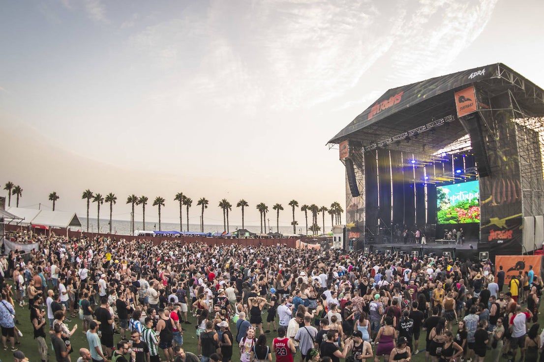 Continúa la fiesta del rock y la juerga en Adra