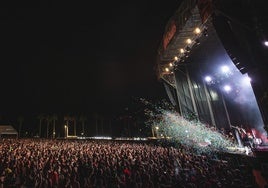 La segunda jornada en Adra del 'The Juergas Rock Festival' sigue haciendo vibrar a los miles de juerguistas