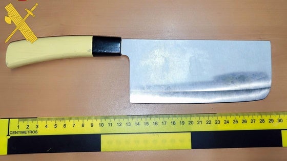 Se niega a pagar la cuenta de un bar y amenaza a los dueños con un hacha y cuchillos de cocina