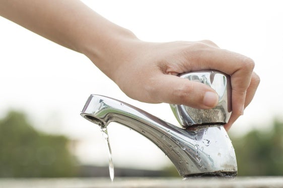 Adra corta el agua en las duchas de la playa
