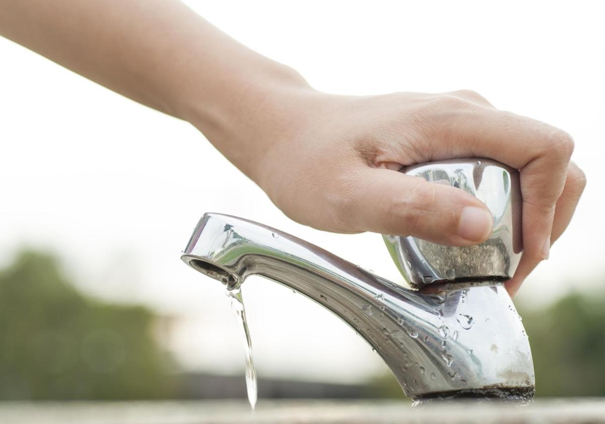 Adra corta el agua en las duchas de la playa