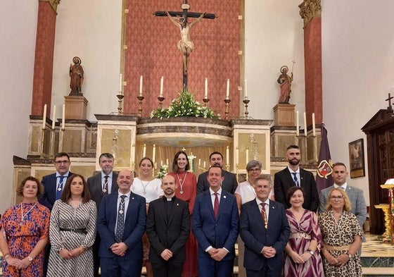 El subdelegado, ante el Santo Cristo de la Luz de Dalías.