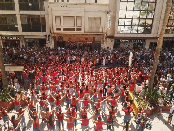 Arrancan las Fiestas de Adra 2024 con el tradicional 'Flashmob' por parte de las escuelas de baile