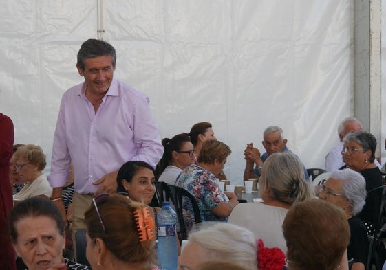 El alcalde de Adra en una visita a la jornada de feria.