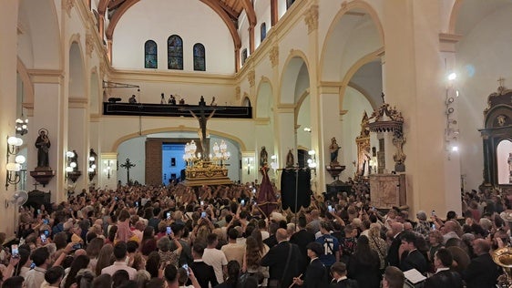 El Santo Cristo de la Luz abandona el templo parroquial de Santa María de Ambrox, en Dalías, para la procesión.