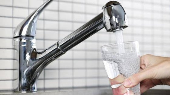 Adra comienza a reducir las restricciones de agua de forma gradual pero insiste en su uso responsable