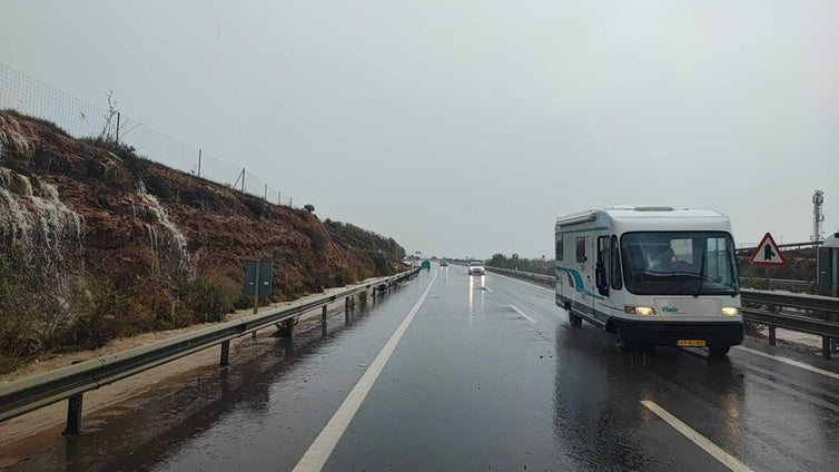 Las intensas lluvias inundan la A-7 en el Poniente