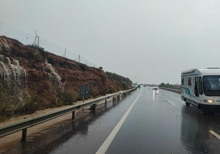 Las intensas lluvias inundan la A-7 en el Poniente