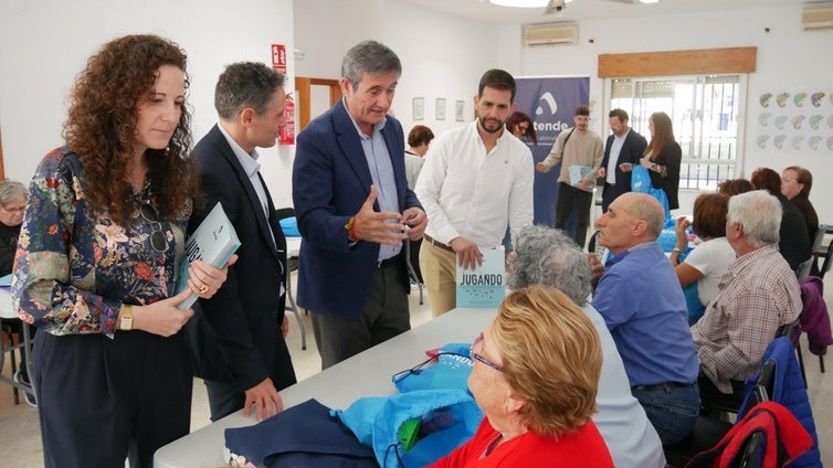 Ayuntamiento y Atende presentan 'Jugando entre Recuerdos' con alumnos del taller de memoria de La Curva