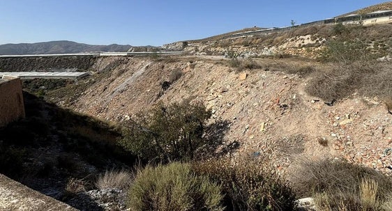 Diez empresas aspiran a realizar las obras de sellado del vertedero de Berja