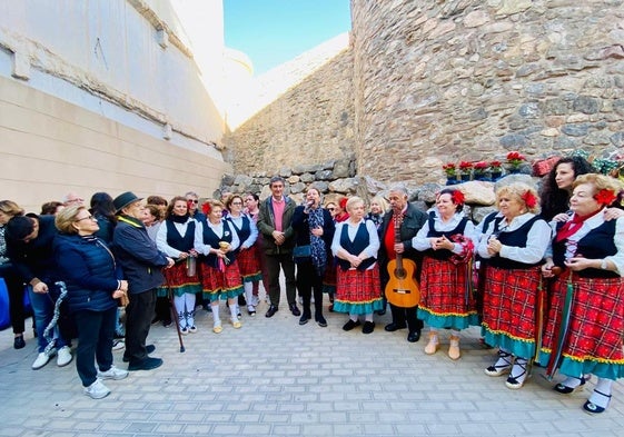 Regalos y comida para los más pobres de Adra