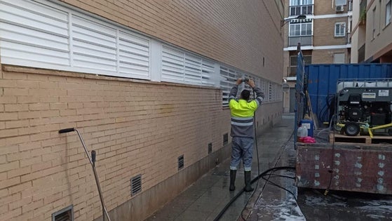 Plan de limpieza intensiva en Adra en zonas de núcleo urbano y barriadas con la hidrolimpiadora a presión