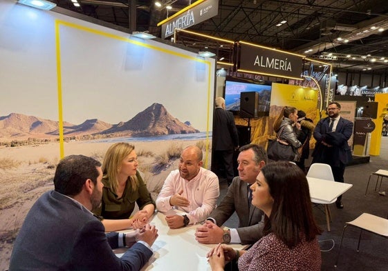 Reunión de representantes de Fondón en Fitur.