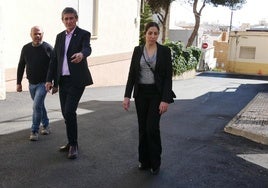 Manuel Cortés visita el fin de los trabajos de asfaltado en el entorno del CEIP Pedro de Mena en Adra