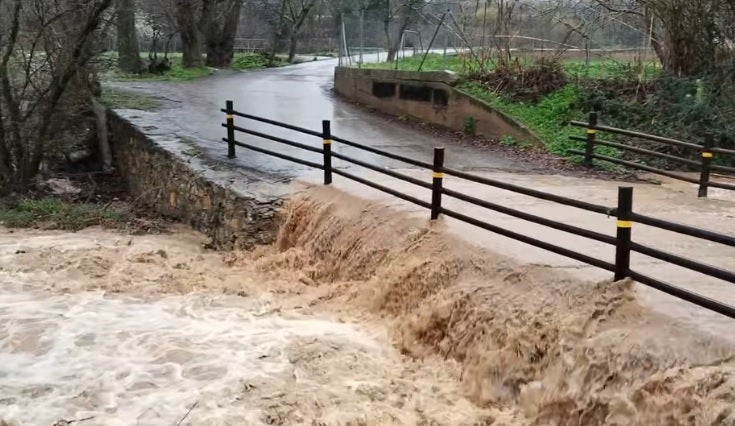 La crecida del río Andarax y la salida de ramblas obliga al corte de vías en Fondón y Berja