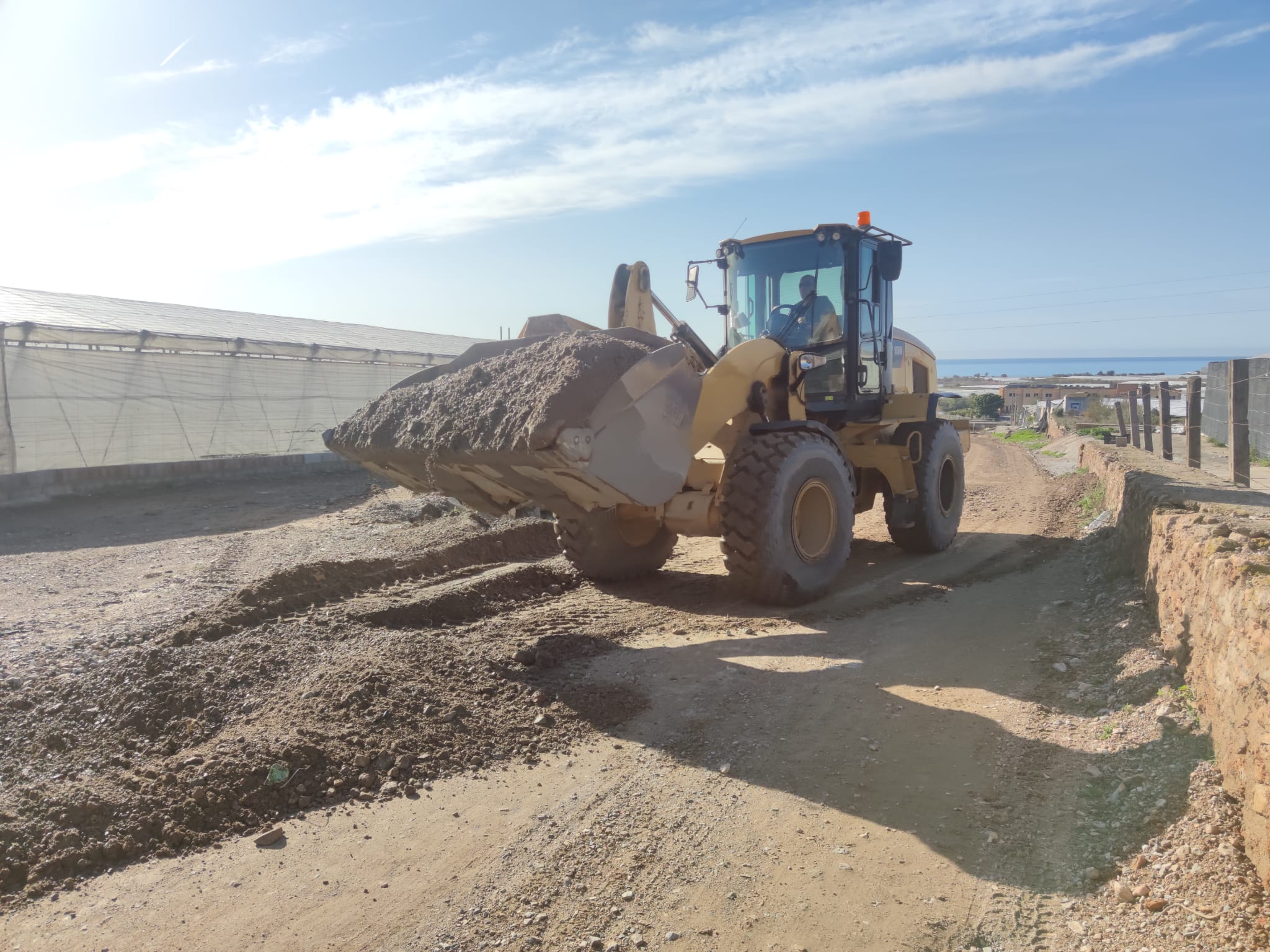 Adra acomete trabajos de arreglo y nivelado de caminos rurales