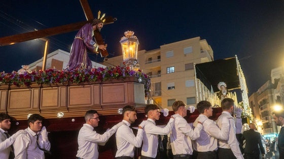 Jesús Nazareno y María Santísima de los Dolores recorren las calles de Adra en el Miércoles Santo