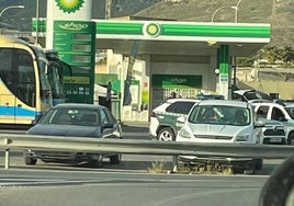 Agentes de la Guardia Civil trabajan en el lugar del tiroteo en busca de nuevas pruebas.