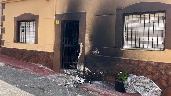 Las puertas de las casas de 'Los Saúles', desencajadas como símbolo de destierro
