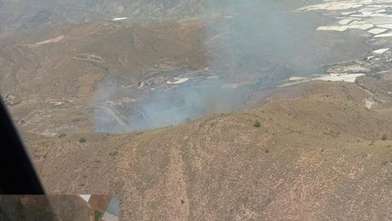 Un incendio forestal en el paraje Río Chico de Berja obliga a desplegar medios aéreos y terrestres