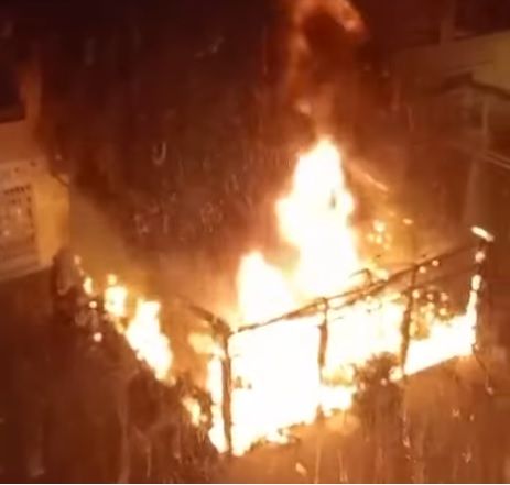 Imagen de la terraza en llamas.