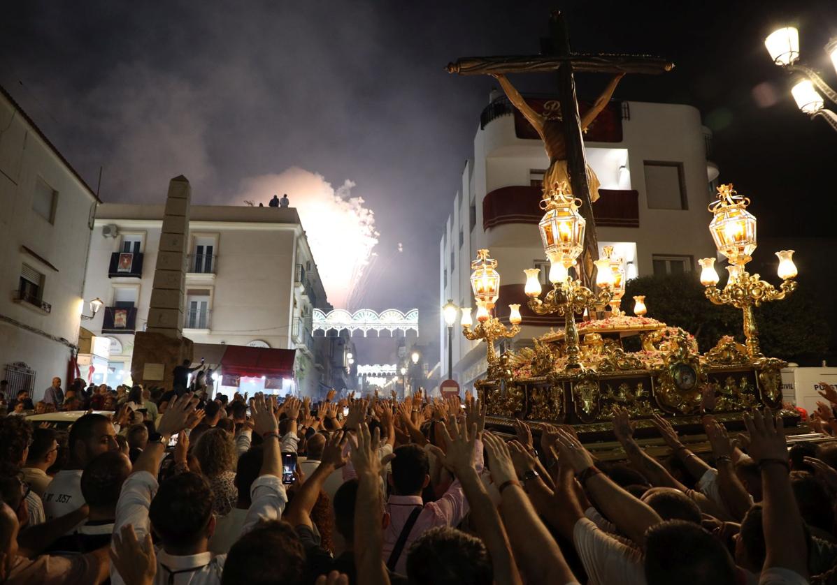 Dalías estalla en pólvora y fervor por su Cristo de la Luz