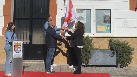 Fuente Victoria estrena escudo y bandera en su Casa Consistorial