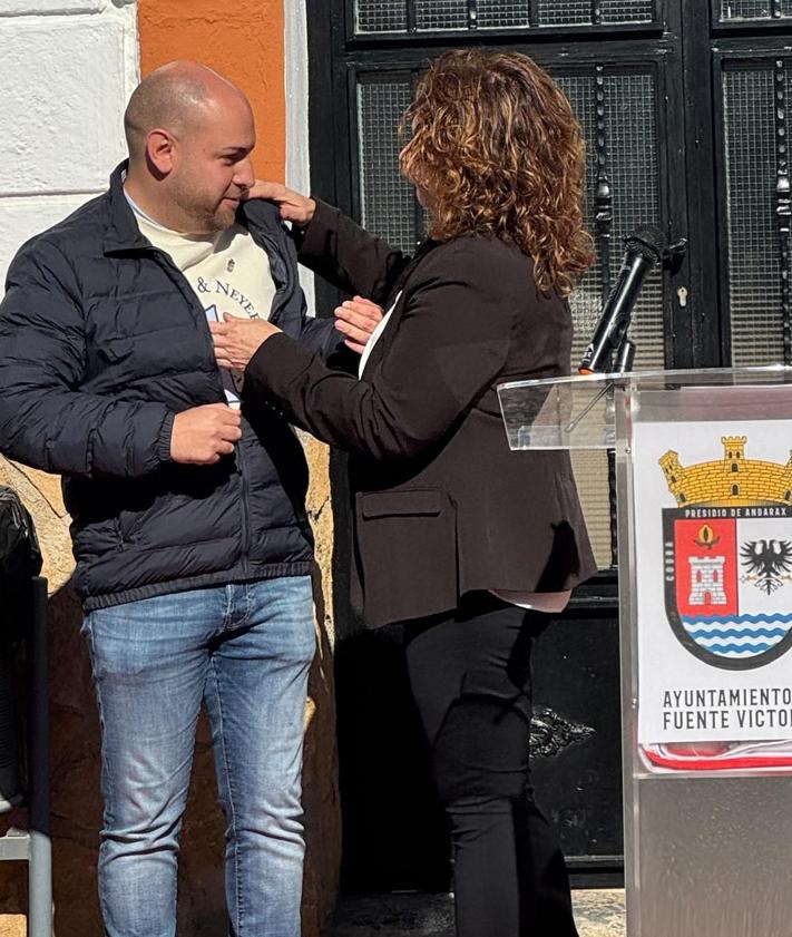 Imagen secundaria 2 - Fuente Victoria estrena escudo y bandera en su Casa Consistorial